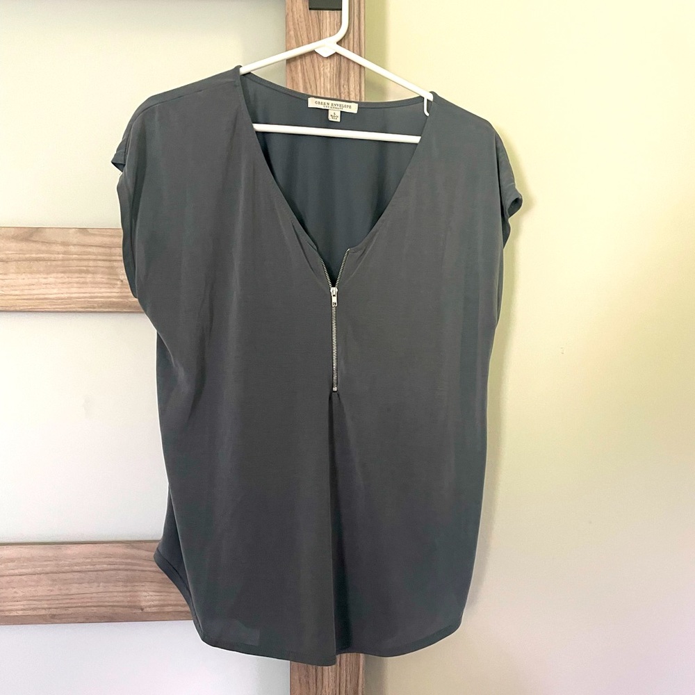 Blouse with functional zipper